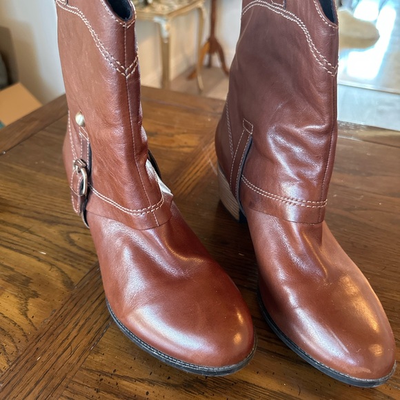 Clark’s Broown low cut boots. - Picture 6 of 6